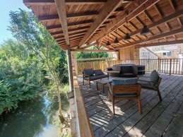 Vue sur la rivière, appelée "conche" depuis l'espace détente sur la terrasse de l'embarcadère