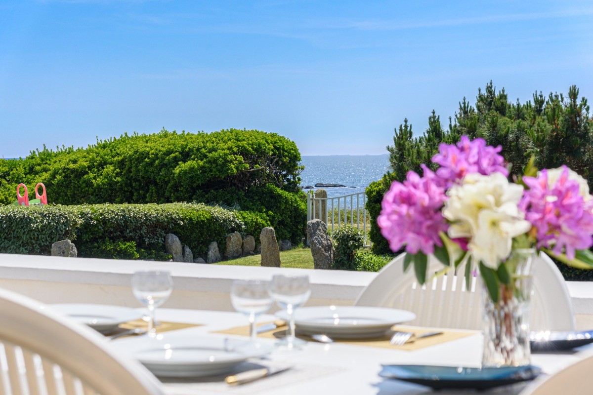 repas sur la terrasse face à la mer