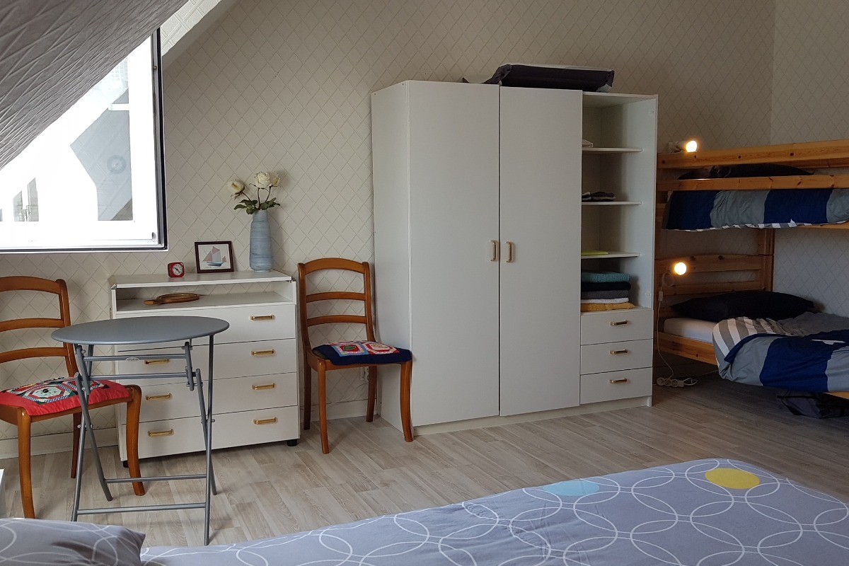 La chambre à l'étage en mezzanine avec lit de 140cm et 2 lits superposés de 90cm