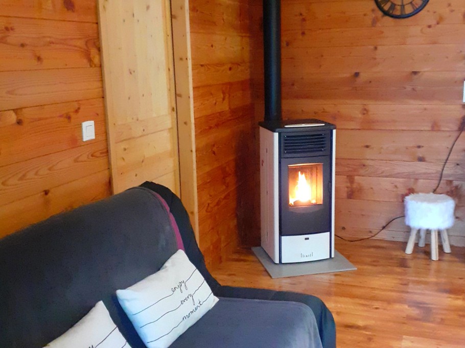 Chalet Cèdre : Le poêle à granulés vous permettra de passer des moments lovés au coin du feu !