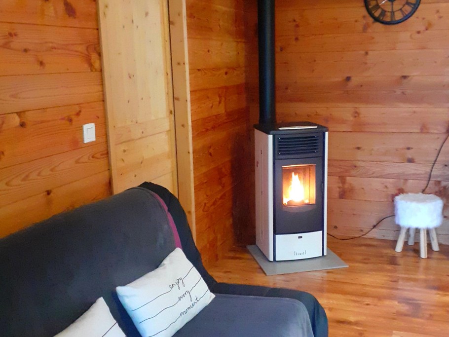 Chalet Cèdre : Le poêle à granulés vous permettra de passer des moments lovés au coin du feu !