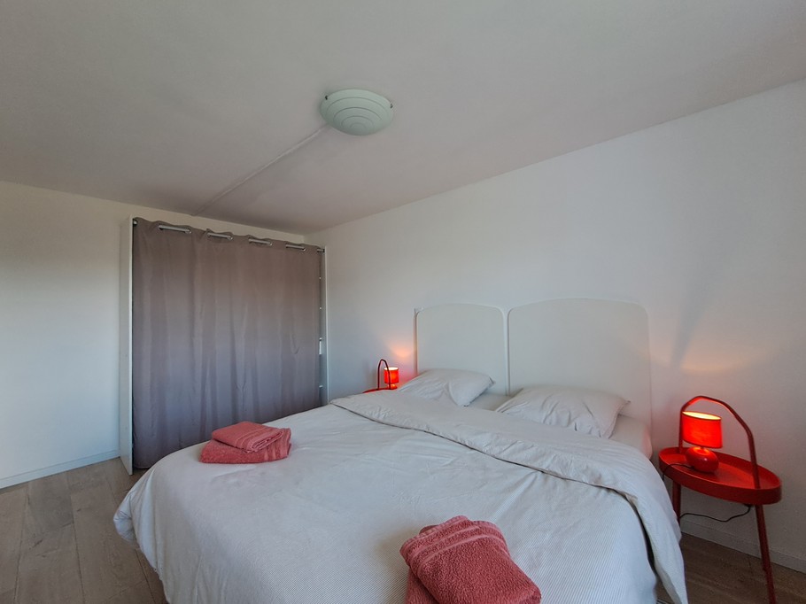 Room with 2 twin beds converted into a 160 cm double bed