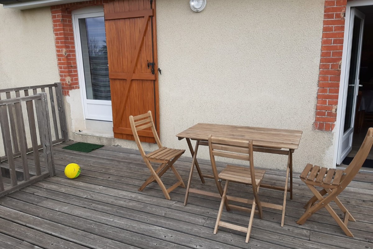 Terrasse de 25 m2 sur l'arrière de la maison donnant sur un grand jardin clos