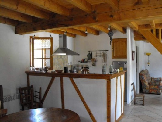 L'espace cuisine vu depuis le coin repas