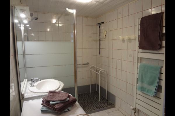 La salle de bain avec douche à l'italienne