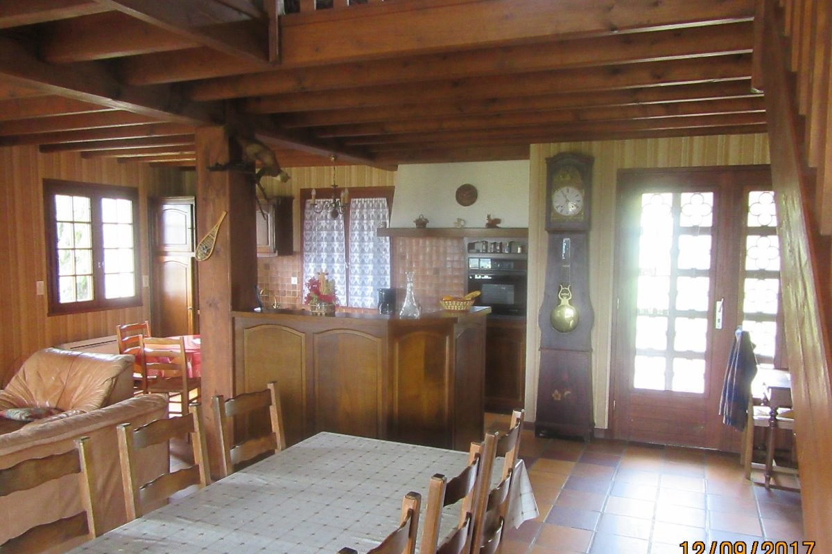 Entrée, bar, cuisine