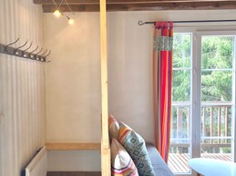 SÉJOUR - coin entrée pour poser vêtements et chaussures - banquette salon