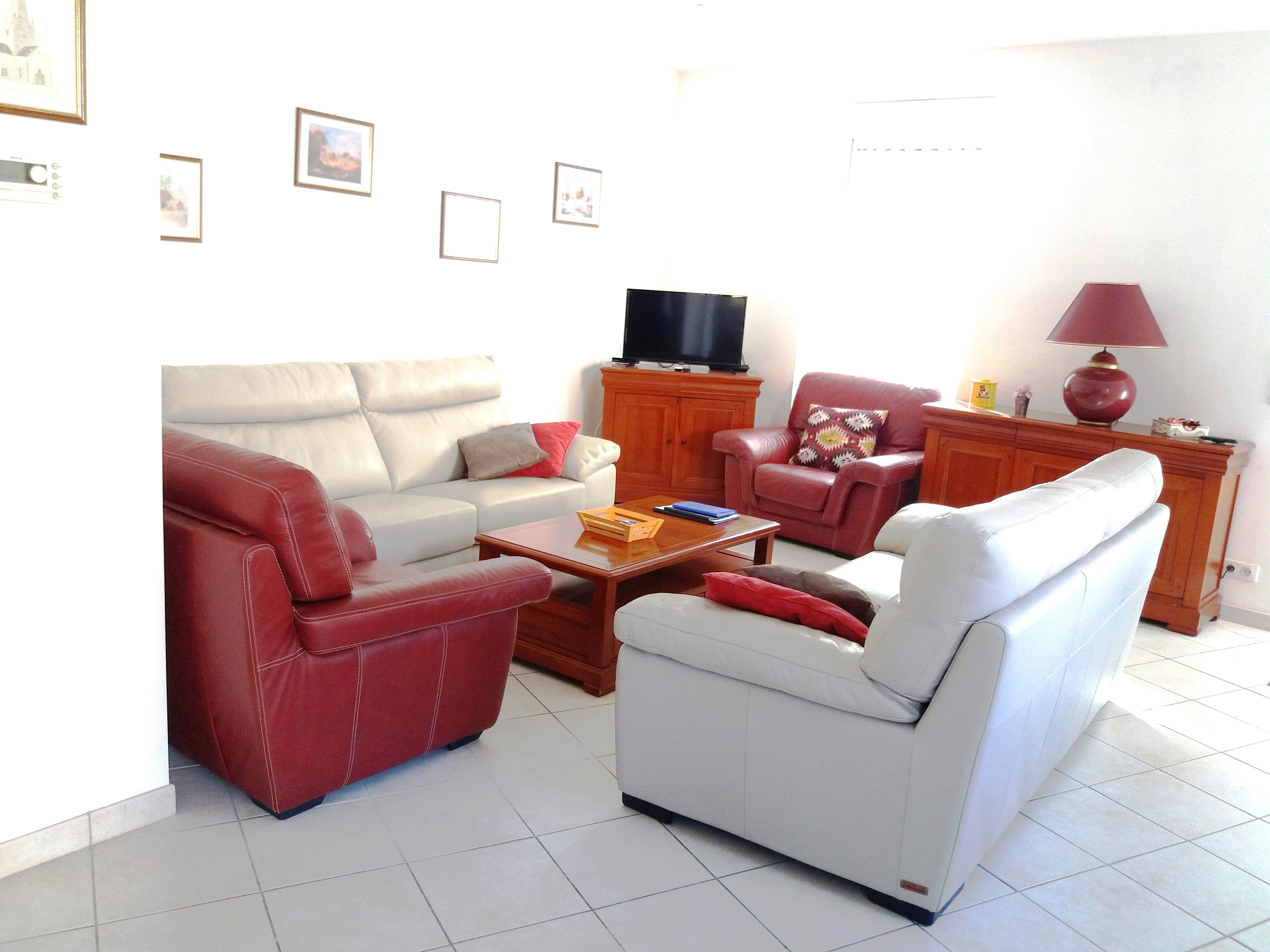 Le salon depuis l'espace cuisine