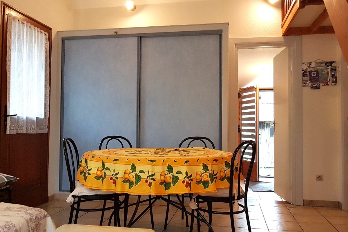 Pièce de vie avec coin séjour et coin salon. 
Crédits photo : Clévacances 35
