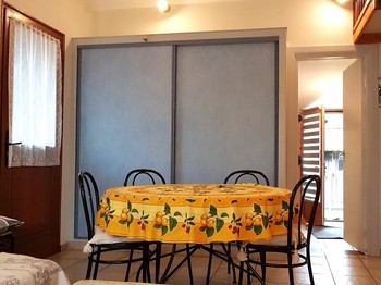 Pièce de vie avec coin séjour et coin salon. 
Crédits photo : Clévacances 35