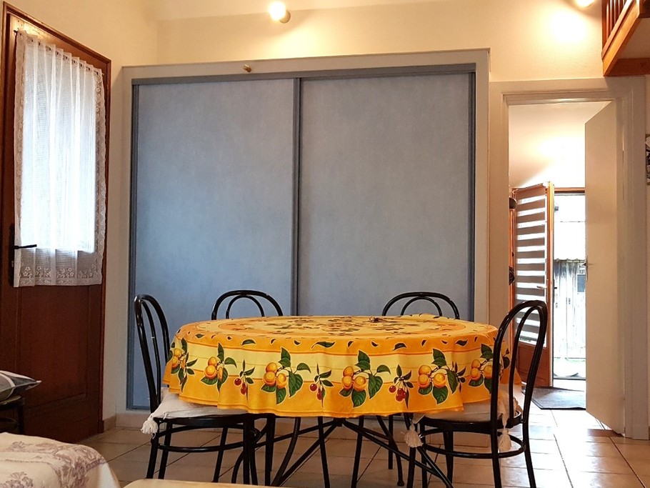 Pièce de vie avec coin séjour et coin salon. 
Crédits photo : Clévacances 35