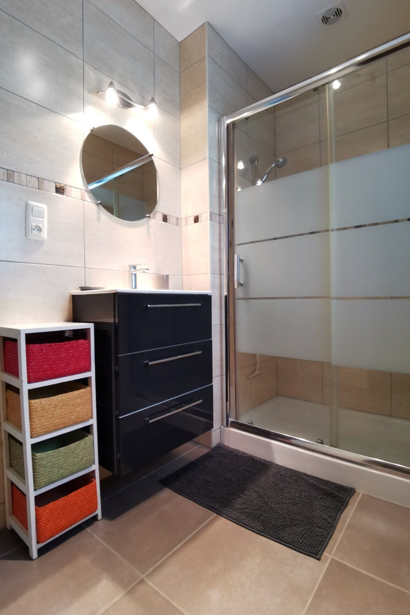 Salle d'eau avec douche grande dimension