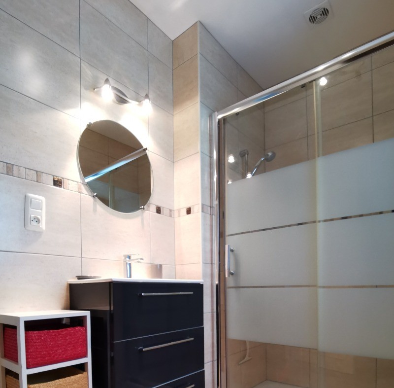 Salle d'eau avec douche grande dimension