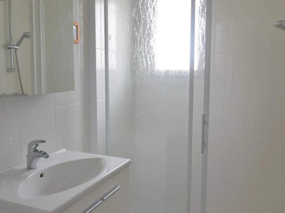 La salle d'eau avec la double douche