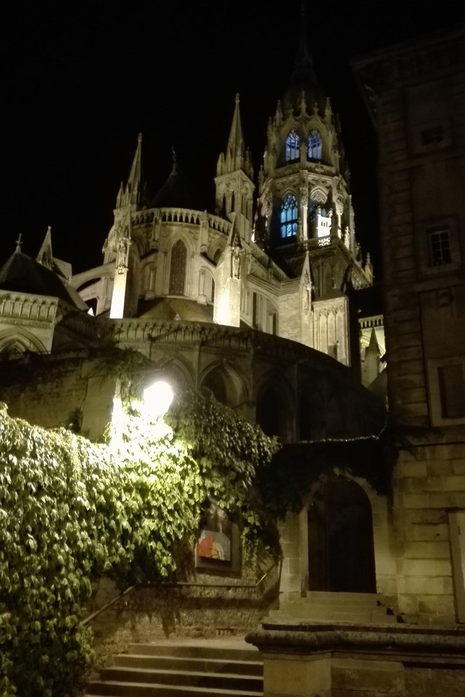 Promenade au pied de la Cathédrale de Bayeux, à 15 min du gite