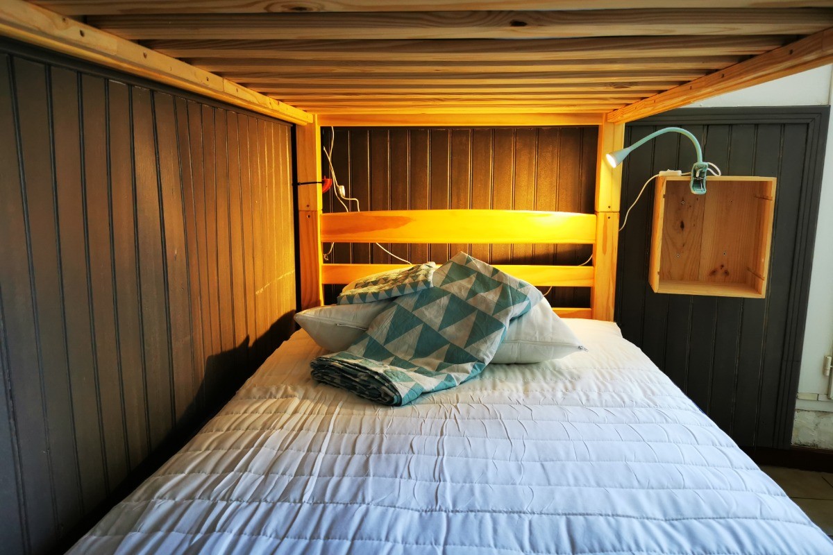 Le lit superposés avec sa table de chevet et les draps inclus dans la location