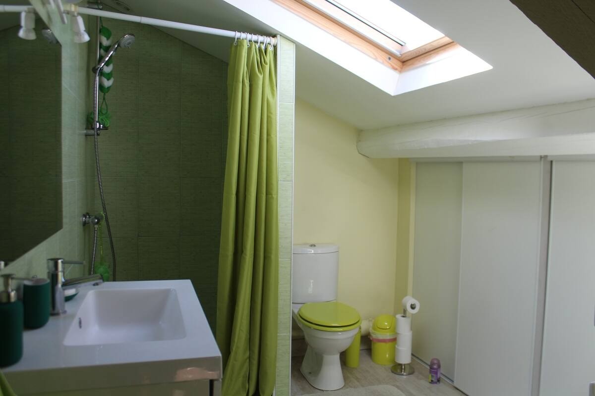 Une salle de bain  (douche et wc) à l'étage
