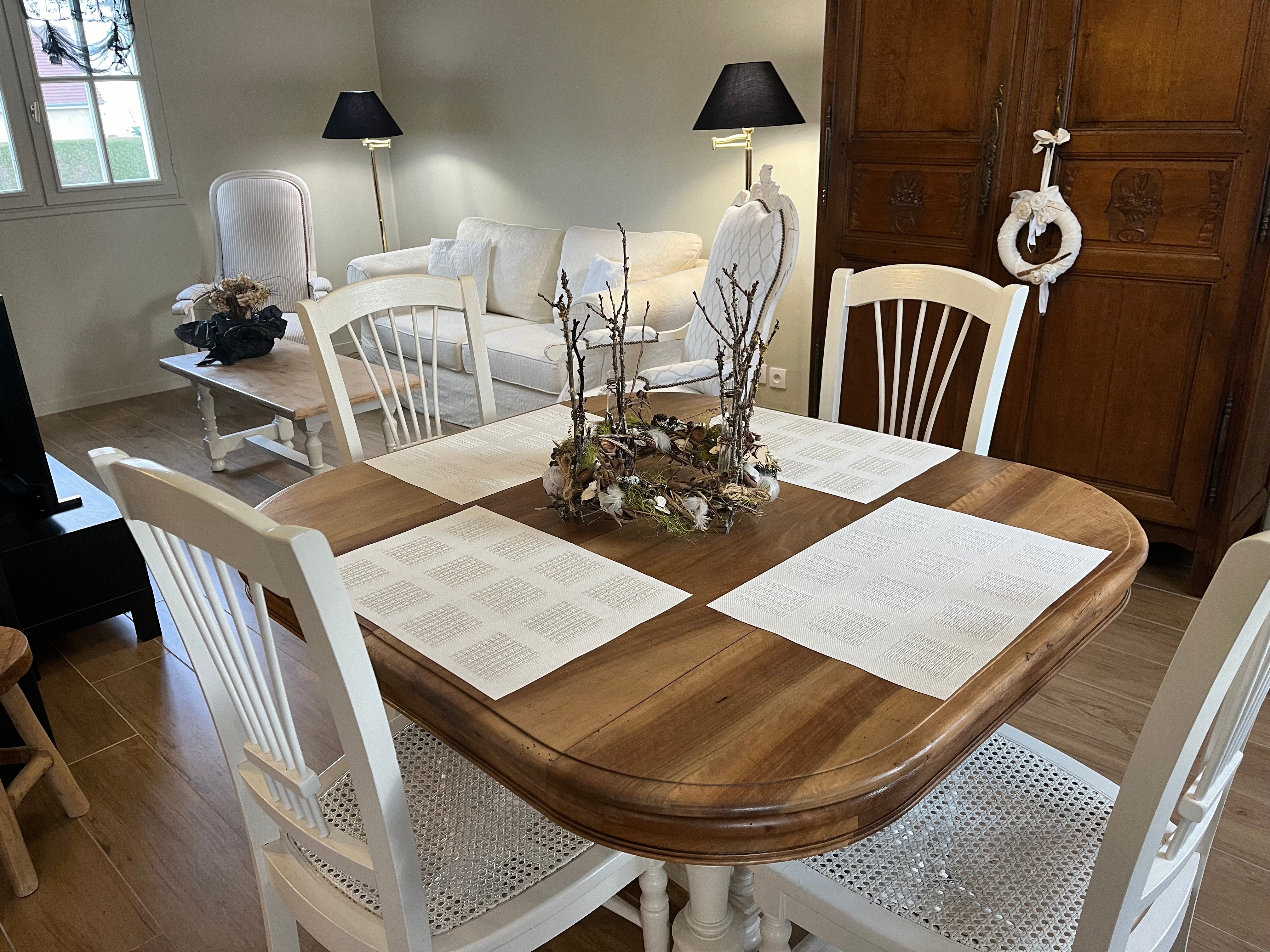 Table à manger Aure-sur-mer location de vacances la Lousiane