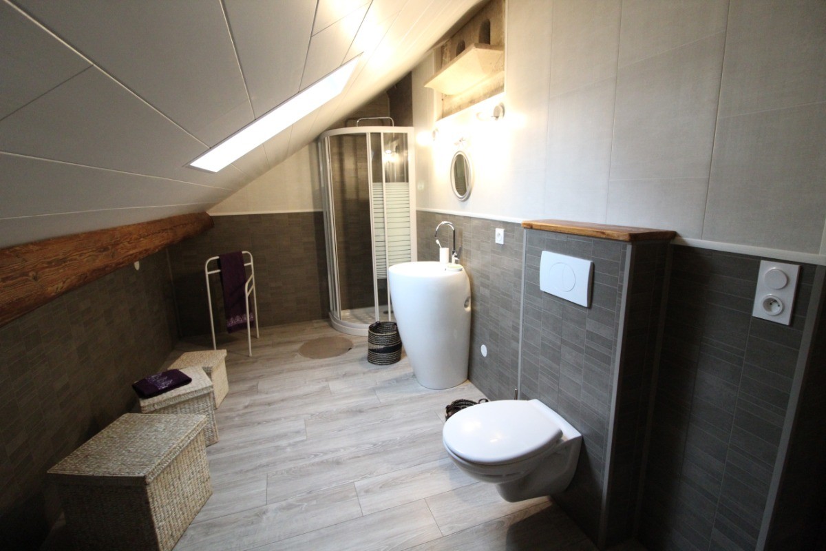 Salle d'eau - plusieurs prises électriques et rangement à disposition - Chambre d'hôtes La Clé du Champ