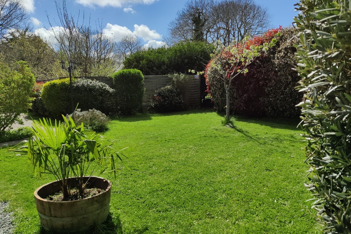 Le jardin est entièrement cloturé