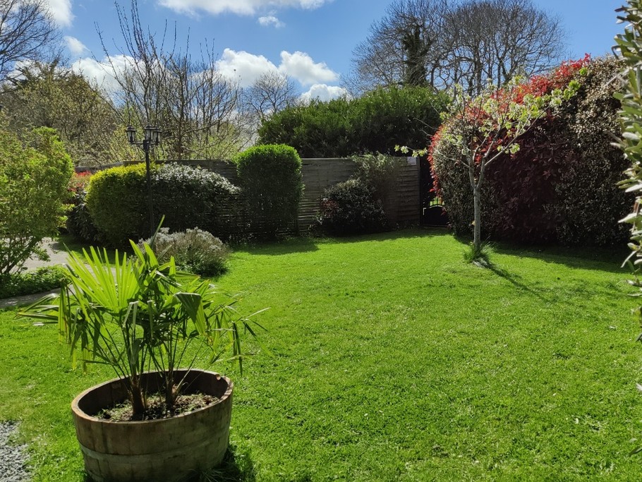 Le jardin est entièrement cloturé