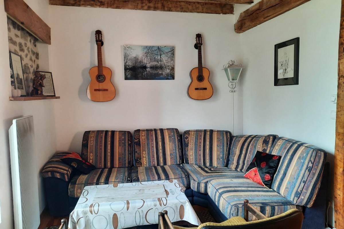 Coin salon avec poêle à bois