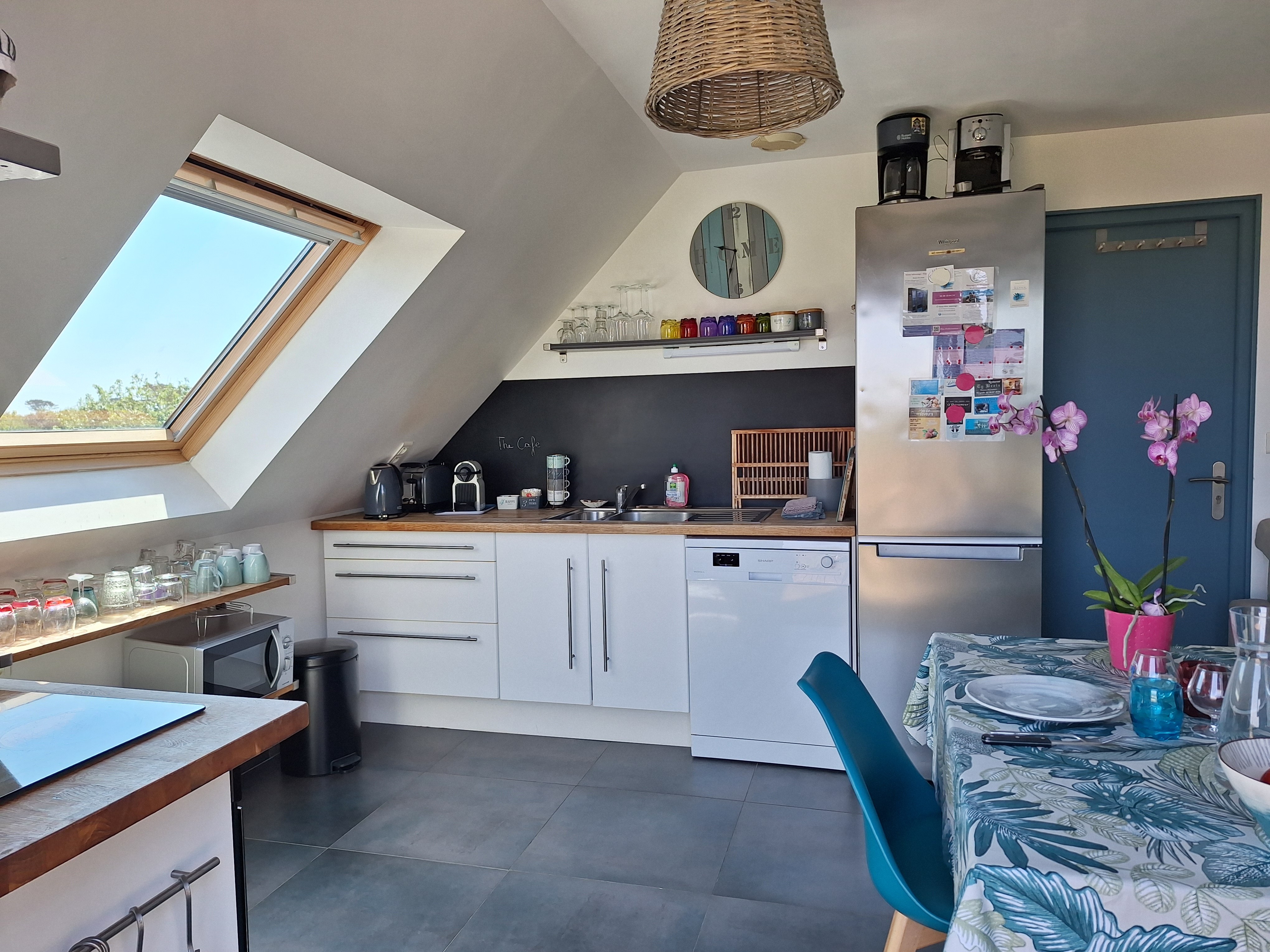 Équipements complets et de qualité pour les amoureux de la cuisine ! Bouilloire, grille pain, machine à café Nespresso à capsules, mixer, robot multifonctions, autocuiseur, appareil à raclette, galettière et batterie de cuisine complète.