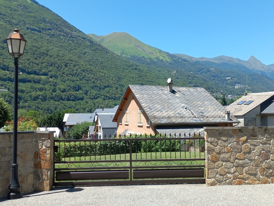 Un parking entièrement dédié aux locataires, fermé et éclairé en début de nuit (extinction en dehors de la haute saison à minuit). Un composteur vous est accessible en fond de terrain.