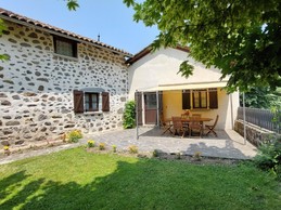 Terrasse aménagée avec salon de jardin dans le Cantal