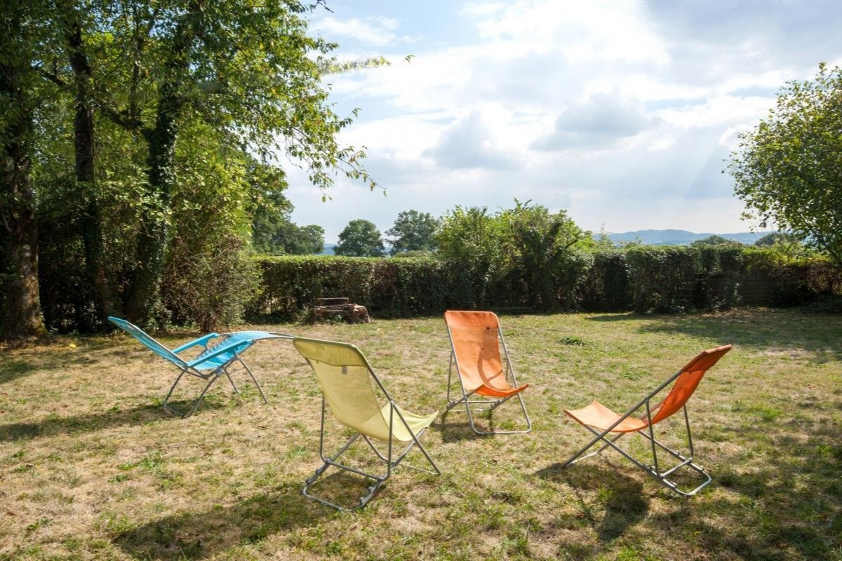 Transats dans le jardin