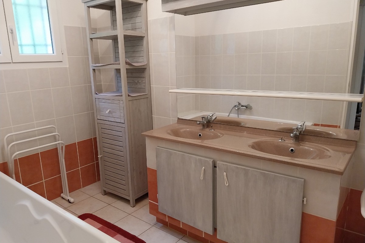 la salle de bain avec baignoire