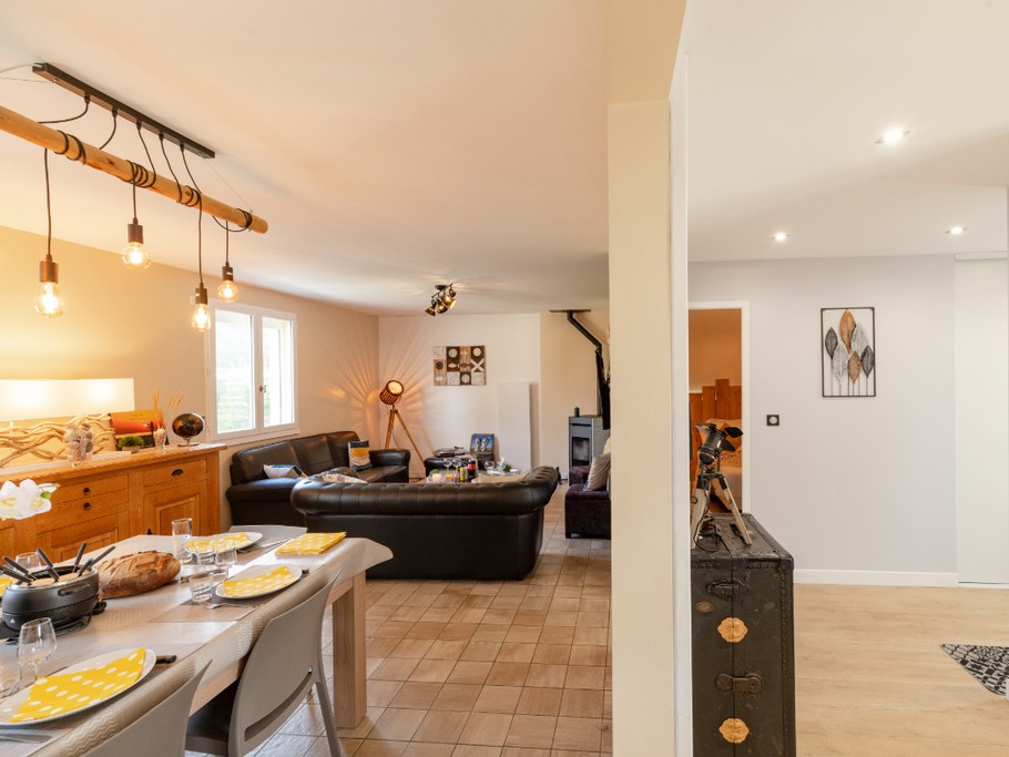 Séjour ouvert sur cuisine et entrée