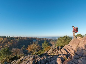 En toutes saisons - Les chemins de randonnée au départ du village vacances.– Les terrains de tennis (intérieur ou extérieur)– Les tables de ping-pong– La pêche dans nos étangs (carte fédérale obligatoire pour tous) et plus encore...