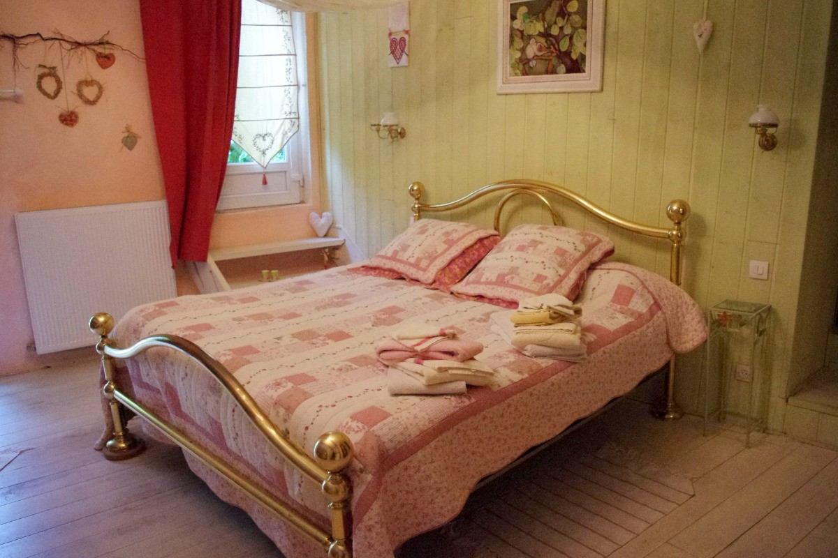 Le lit King Size est situé sur une grande mezzanine