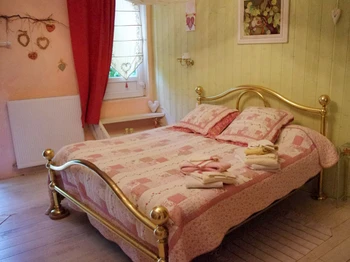 Le lit King Size est situé sur une grande mezzanine
