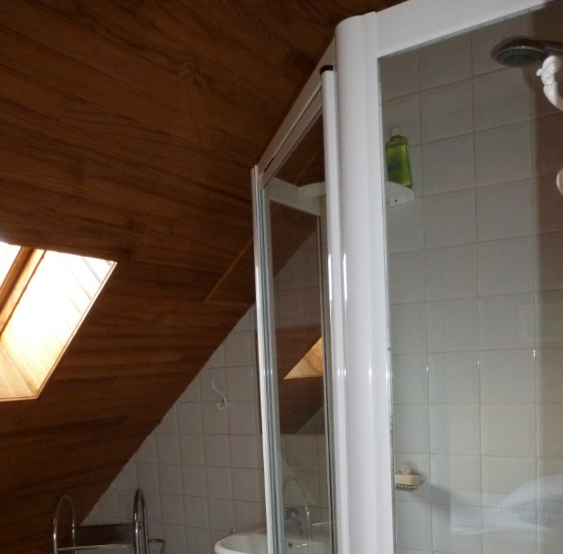 Salle d'eau attenante à la chambre située au second étage