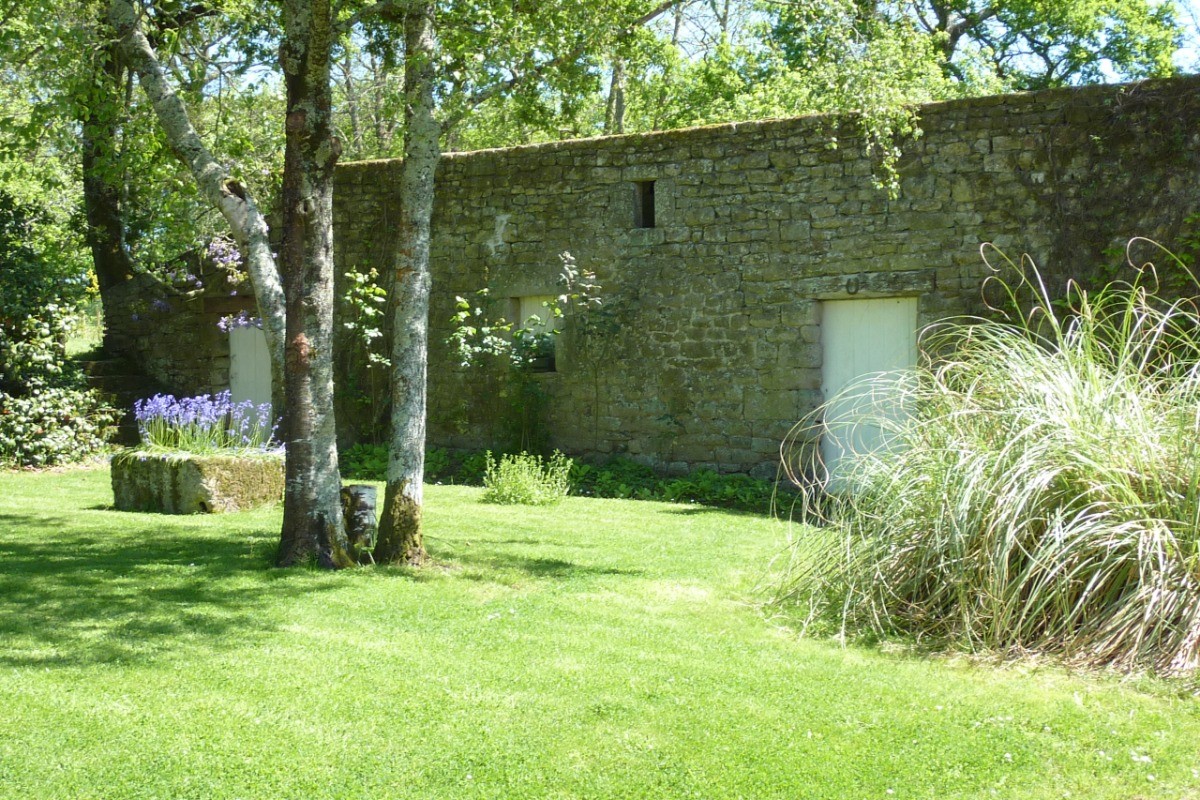 Pelouse du gîte et auge fleurie