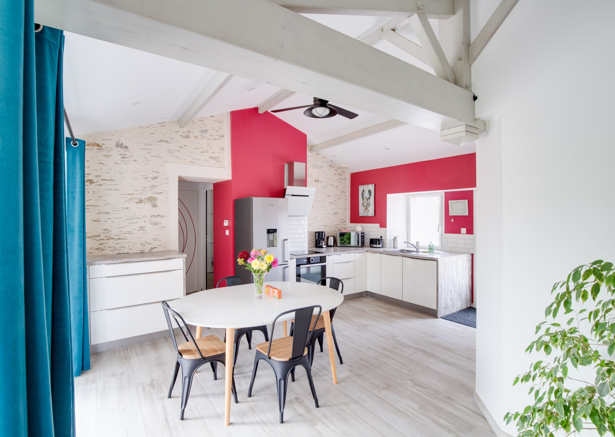 Pièce de vie avec cuisine aménagée entièrement équipée.