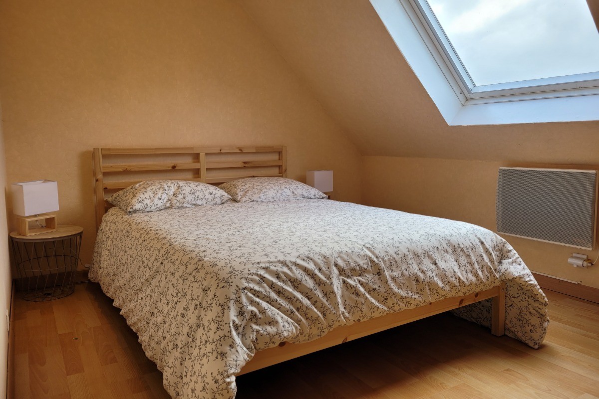 DELCROIX, location,  Clévacances, Runan, chambre mansardée de l'étage lit 140