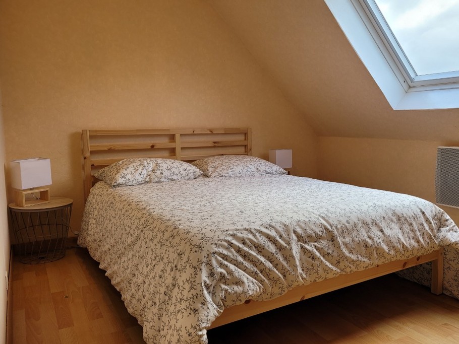 DELCROIX, location,  Clévacances, Runan, chambre mansardée de l'étage lit 140