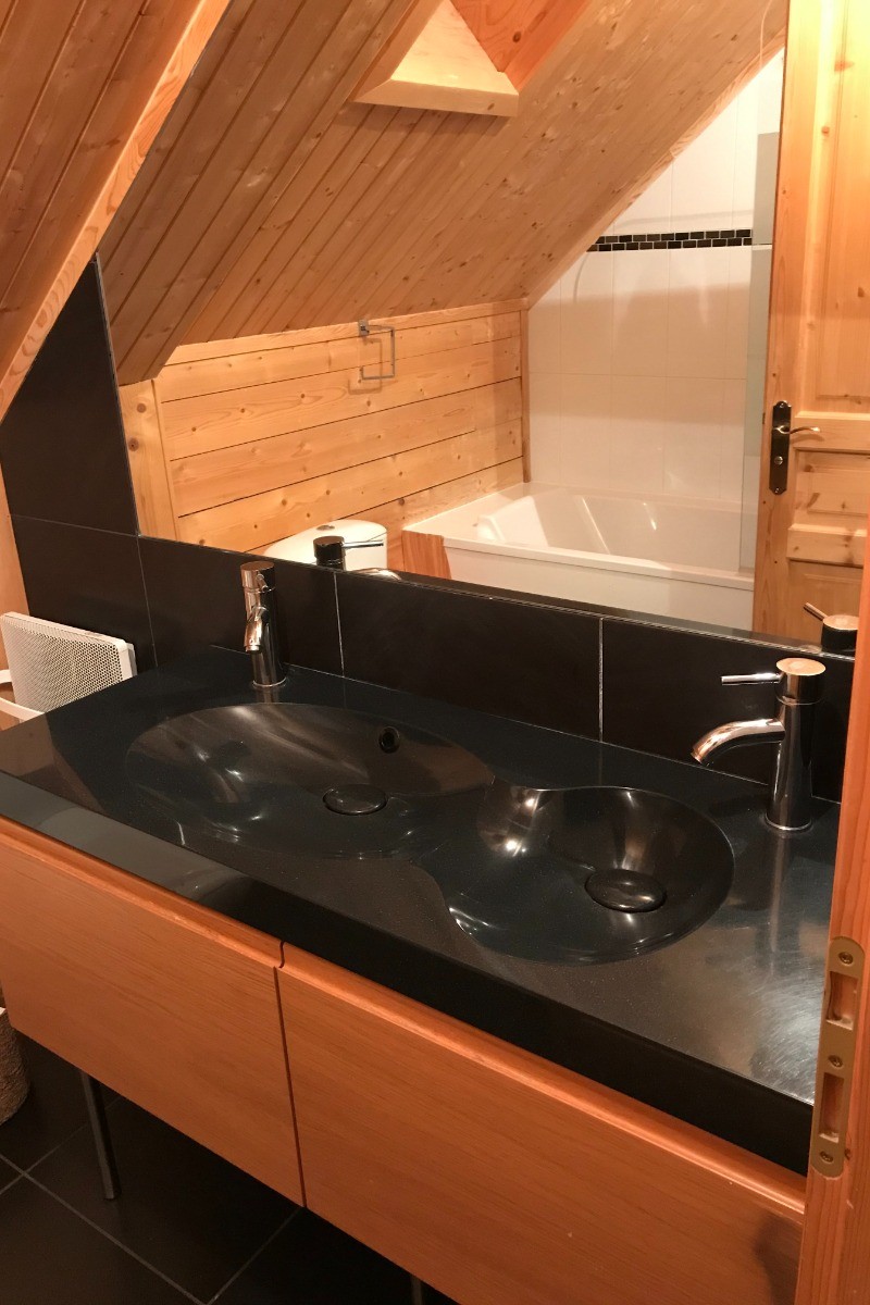 Salle de bain + WC et double vasque à l'étage qui dessert les 3 chambres.