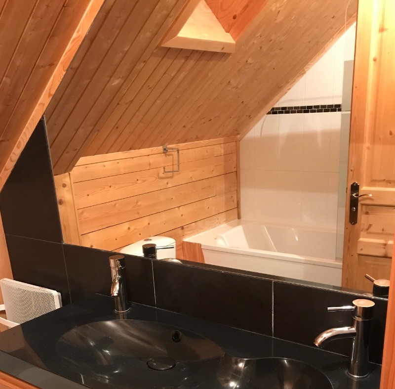 Salle de bain + WC et double vasque à l'étage qui dessert les 3 chambres.