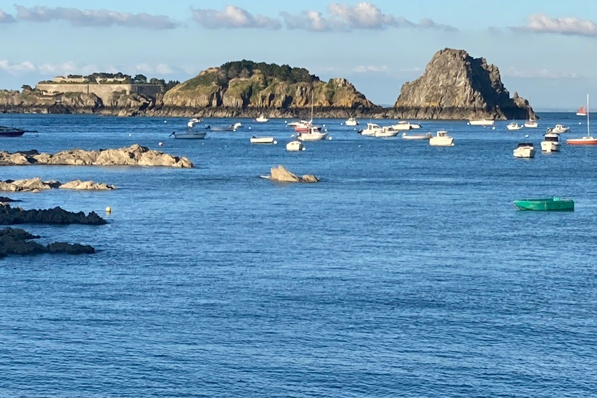 L'Île des Rimains à CANCALE et les bateaux de plaisance.