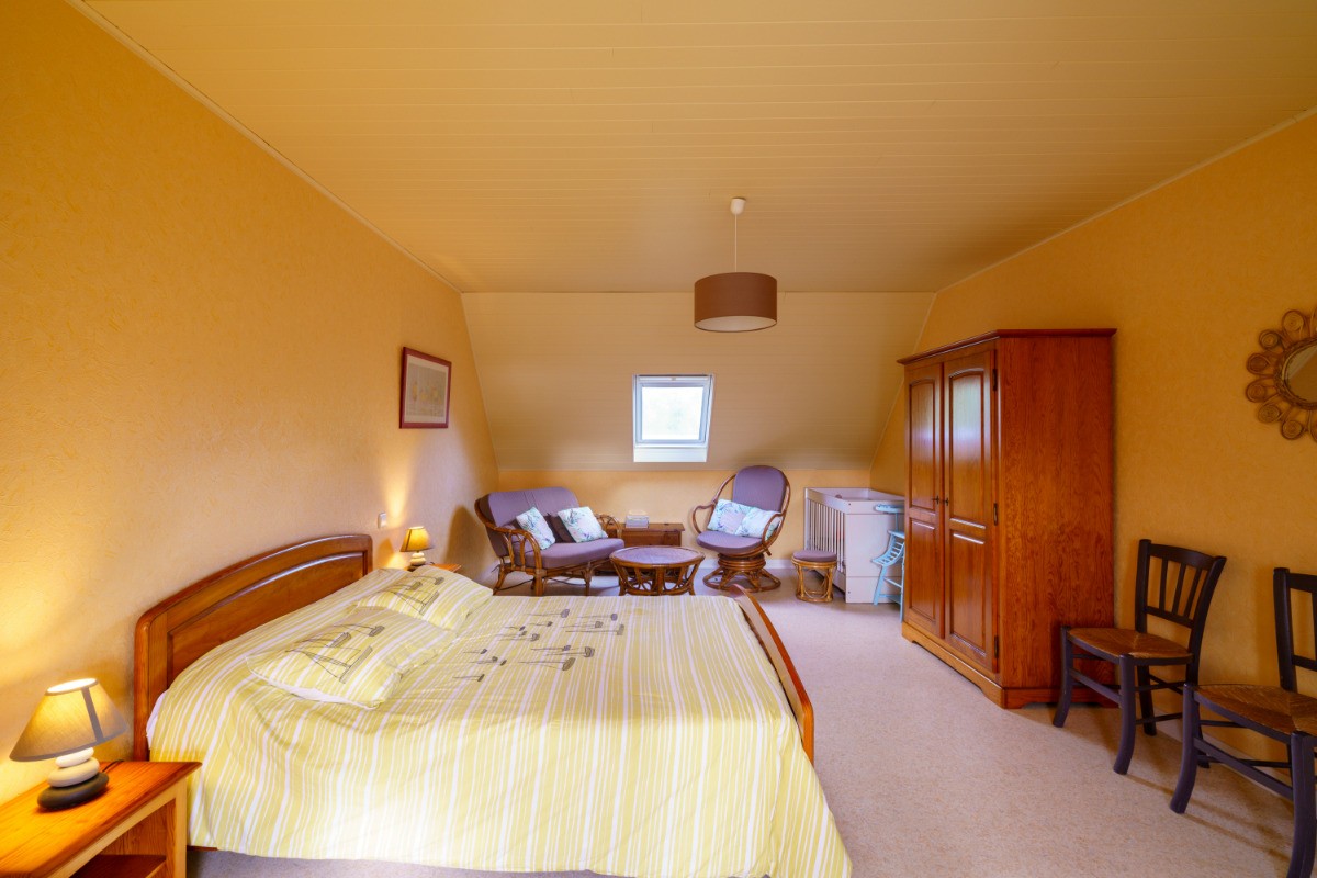 La chambre bouton d'or à l'étage du gite Ty-Héol à Landudec