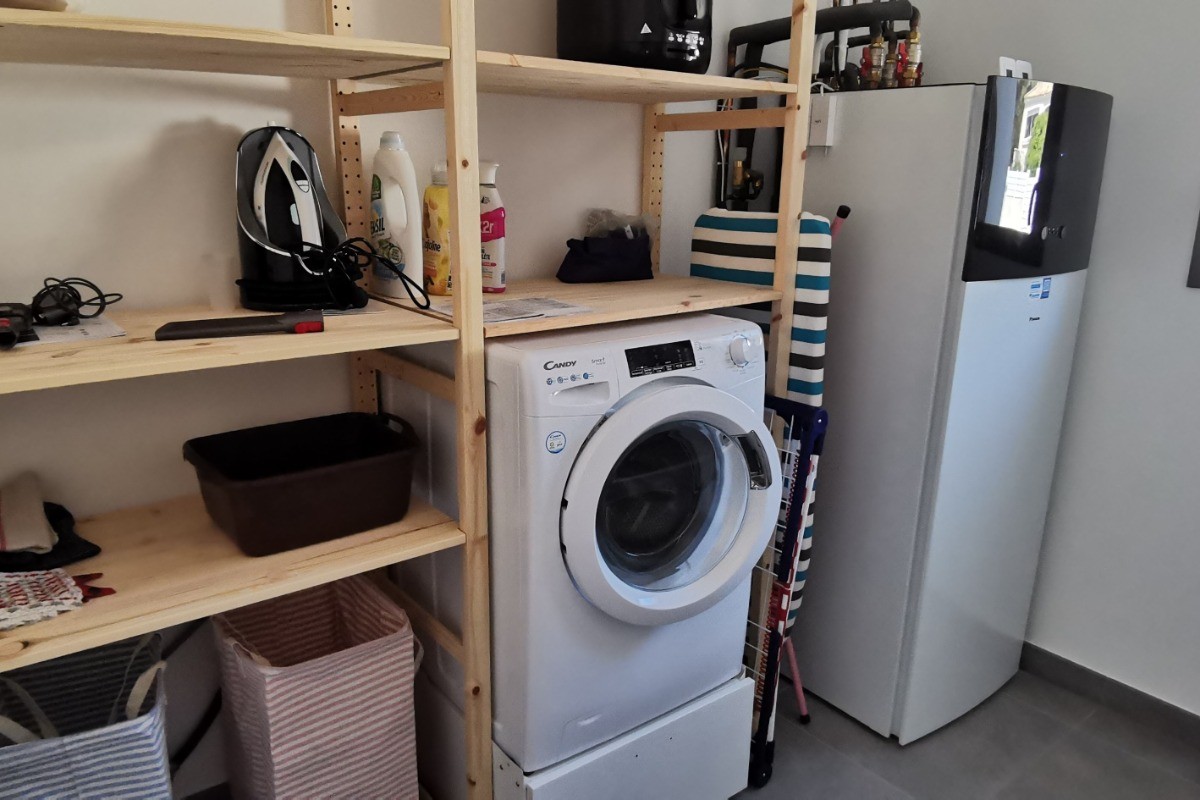 Buanderie avec lave-linge