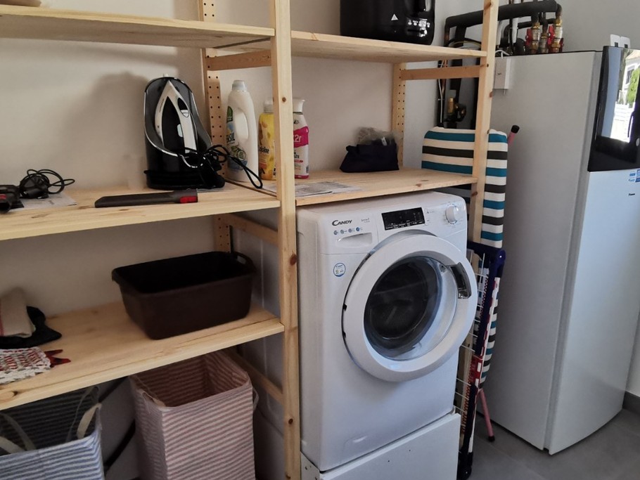 Buanderie avec lave-linge