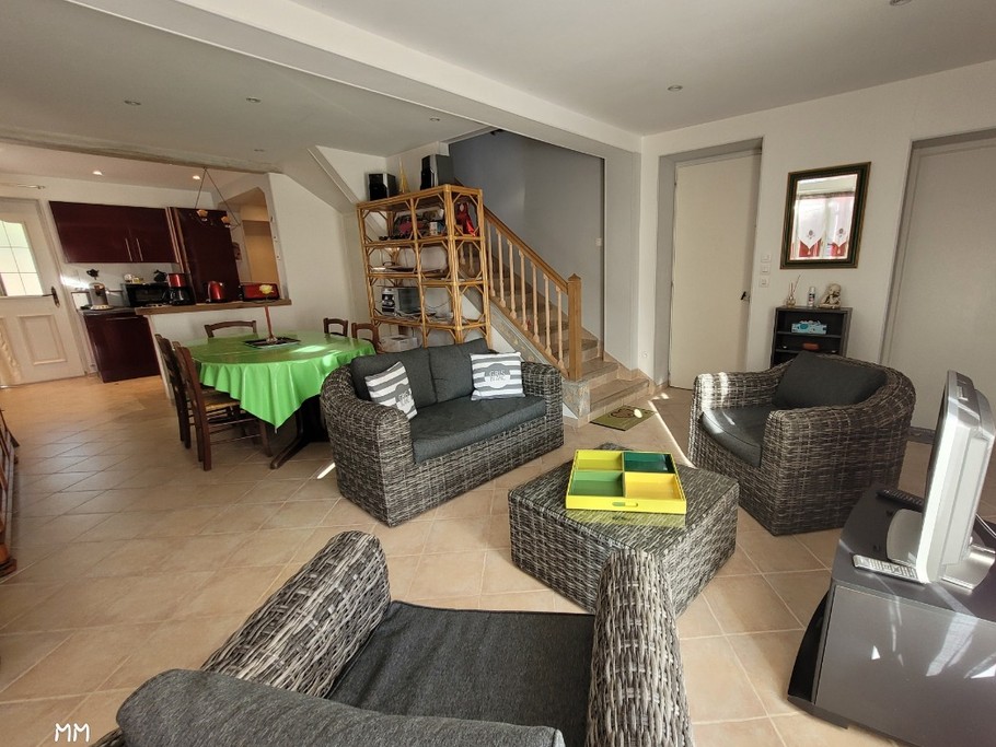 Salon et accueil repas.