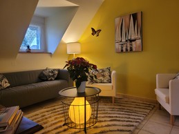 Espace détente partagée avec coin salon et espace tisanerie cafés