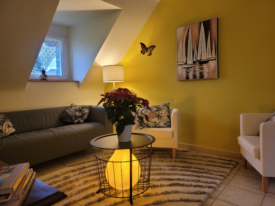 Espace détente partagée avec coin salon et espace tisanerie cafés