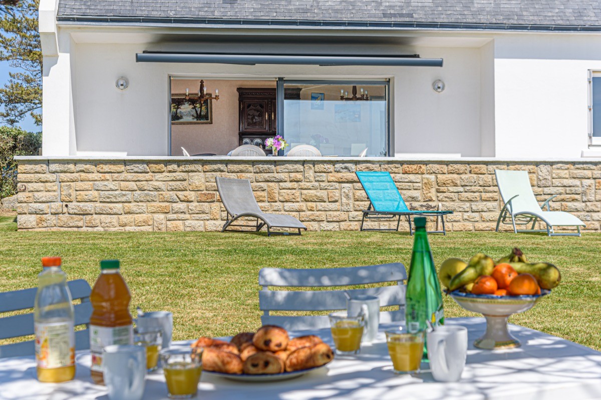 petit déjeuner dans le jardin à l'ombre des pins